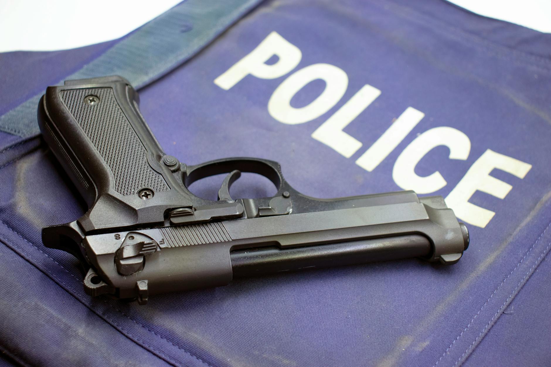 Rotterdamse politie ontdekt opvallende wapenstroom, 14 arrestaties