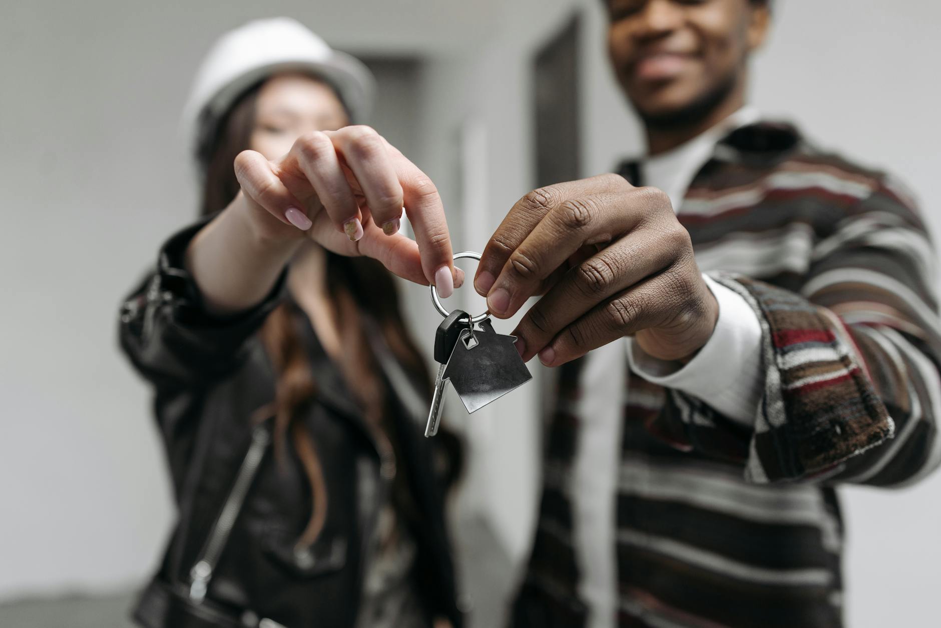 Nieuwe bewoners Tussendiepen Valthermond ontvangen de sleutel van hun woning