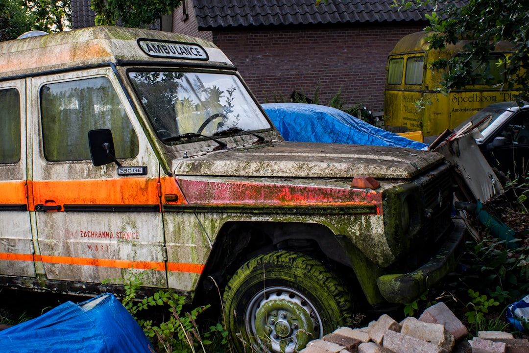 Rotterdam - Man met steekwonden gevonden in auto