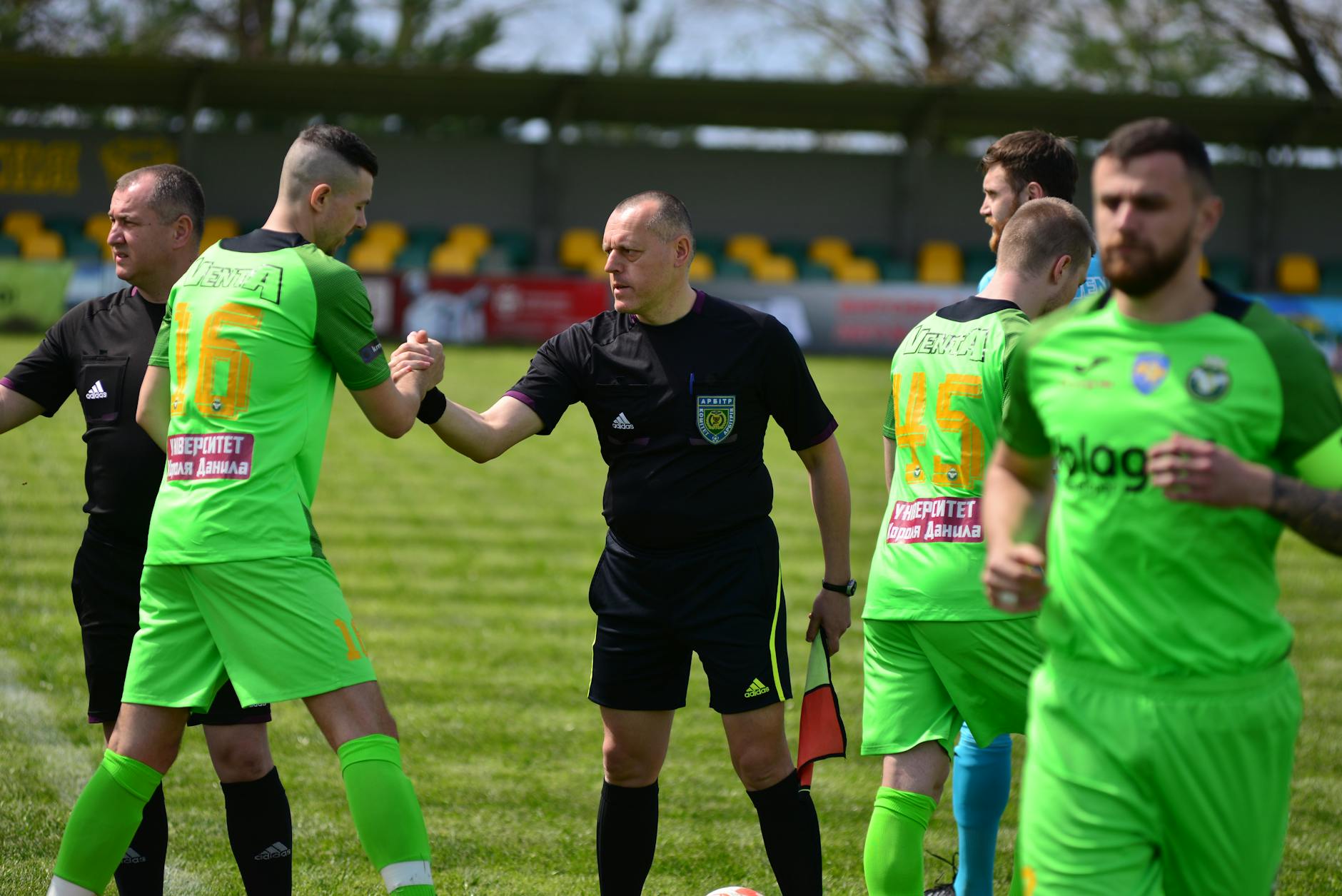 Scheidsrechter Richard Martens fluit laatste competitiewedstrijd FC Groningen