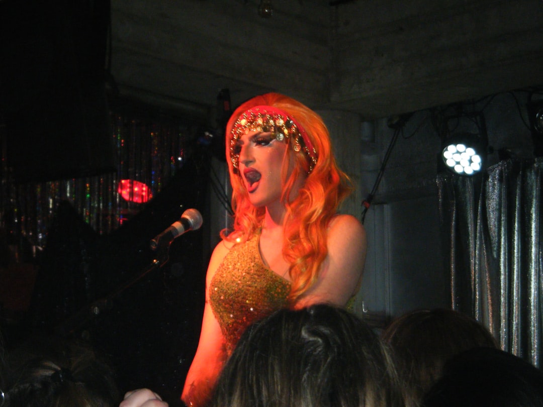 Cabaret en liedjes in Geldrop: Annick Boer speelt ‘Vol Erin!’ in Weeffabriek