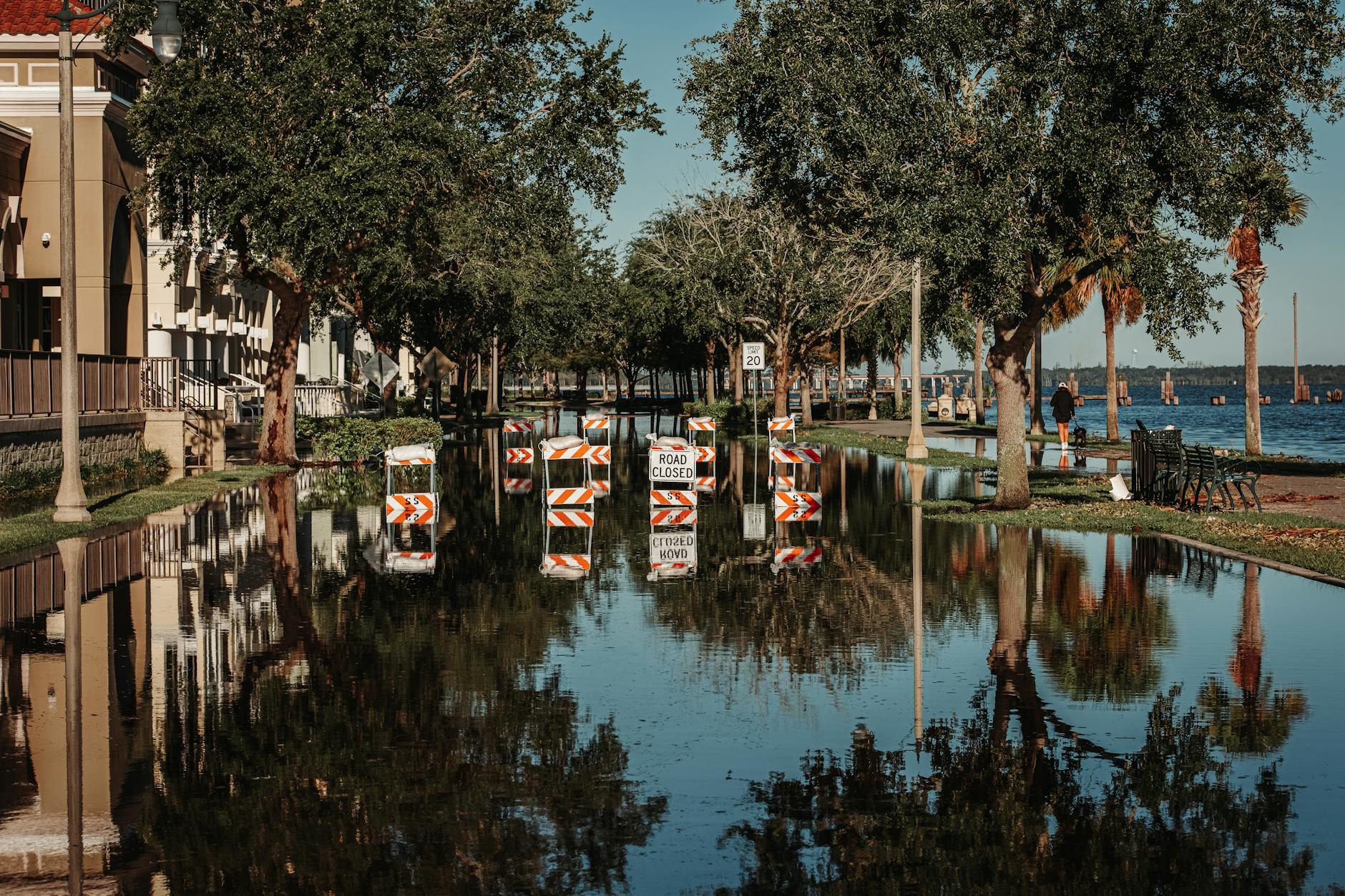 Grote waterleiding gesprongen, veertig woningen ontruimd