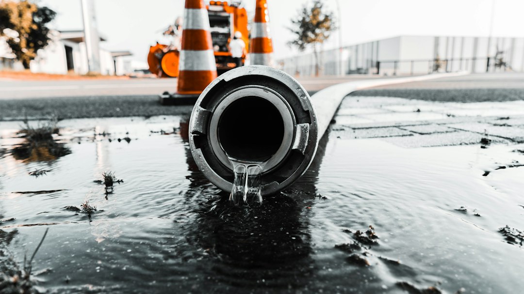 Goeienavond Rotterdam! 🌆 Vandaag onder meer: drinkwaterlekkage Evides onder controle, nieuw restaurant Barrio opent volgende week, en Halloween staat voor de deur in Rotterdam.