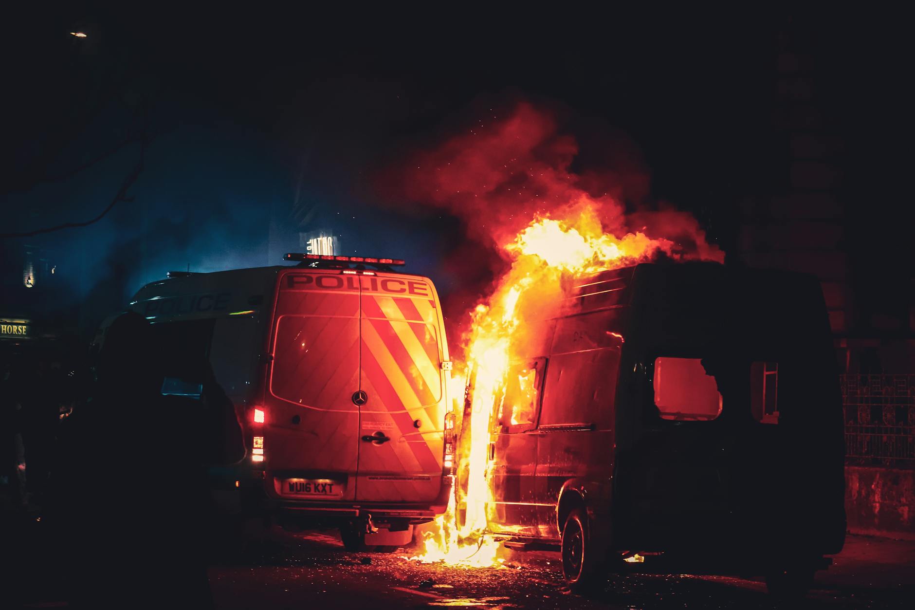 Twee auto's van café gaan in vlammen op in Dordrecht