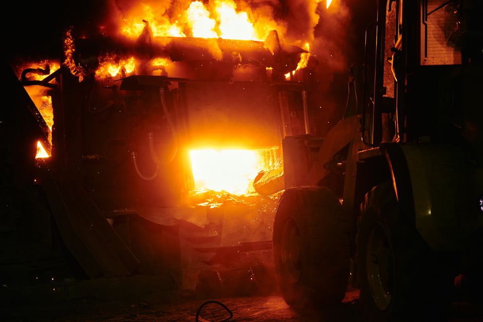 Na weken vol scooterbranden, nu ook dixie en bouwmateriaal in brand in Rotterdam-Oost