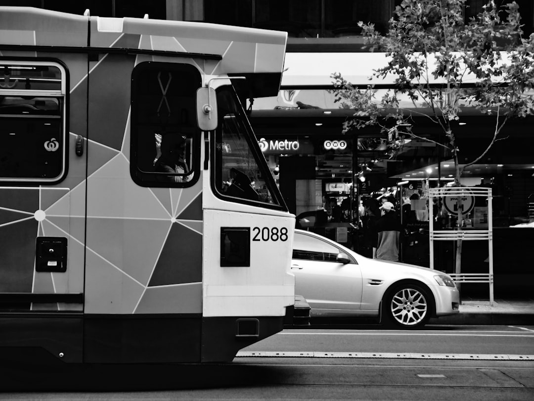 Auto en tram botsen met elkaar, reizigers moeten verder lopen
