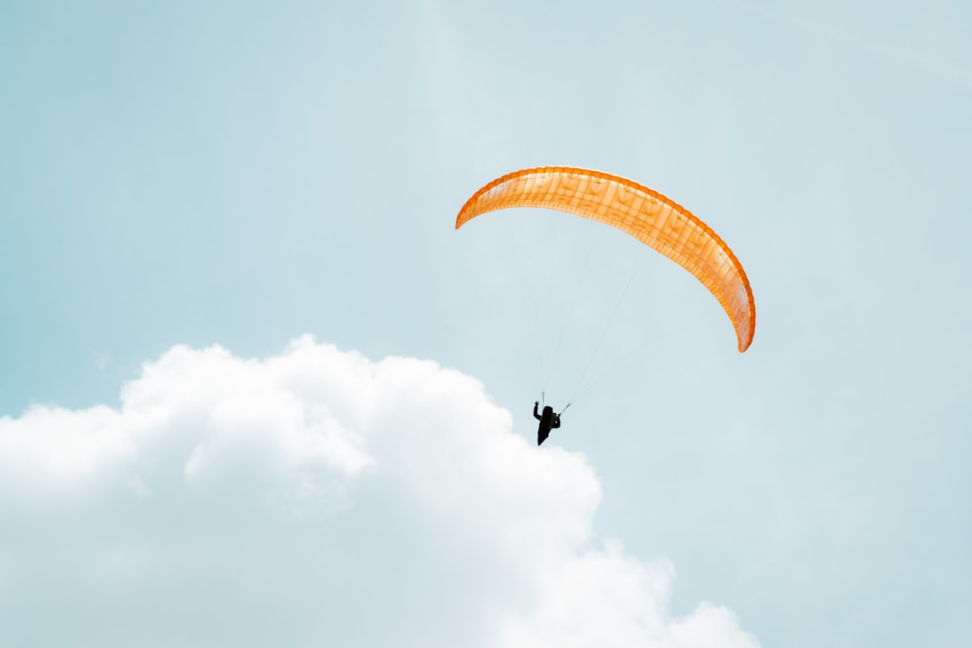 Oostenrijkse paraglider overleeft botsing met vliegtuigje