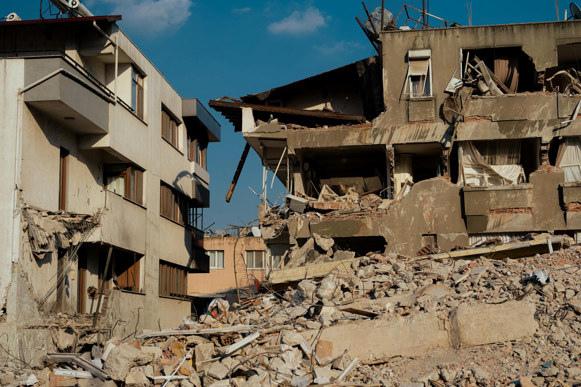 Doden na massale Russische aanval op Kyiv, appartementencomplex ingestort