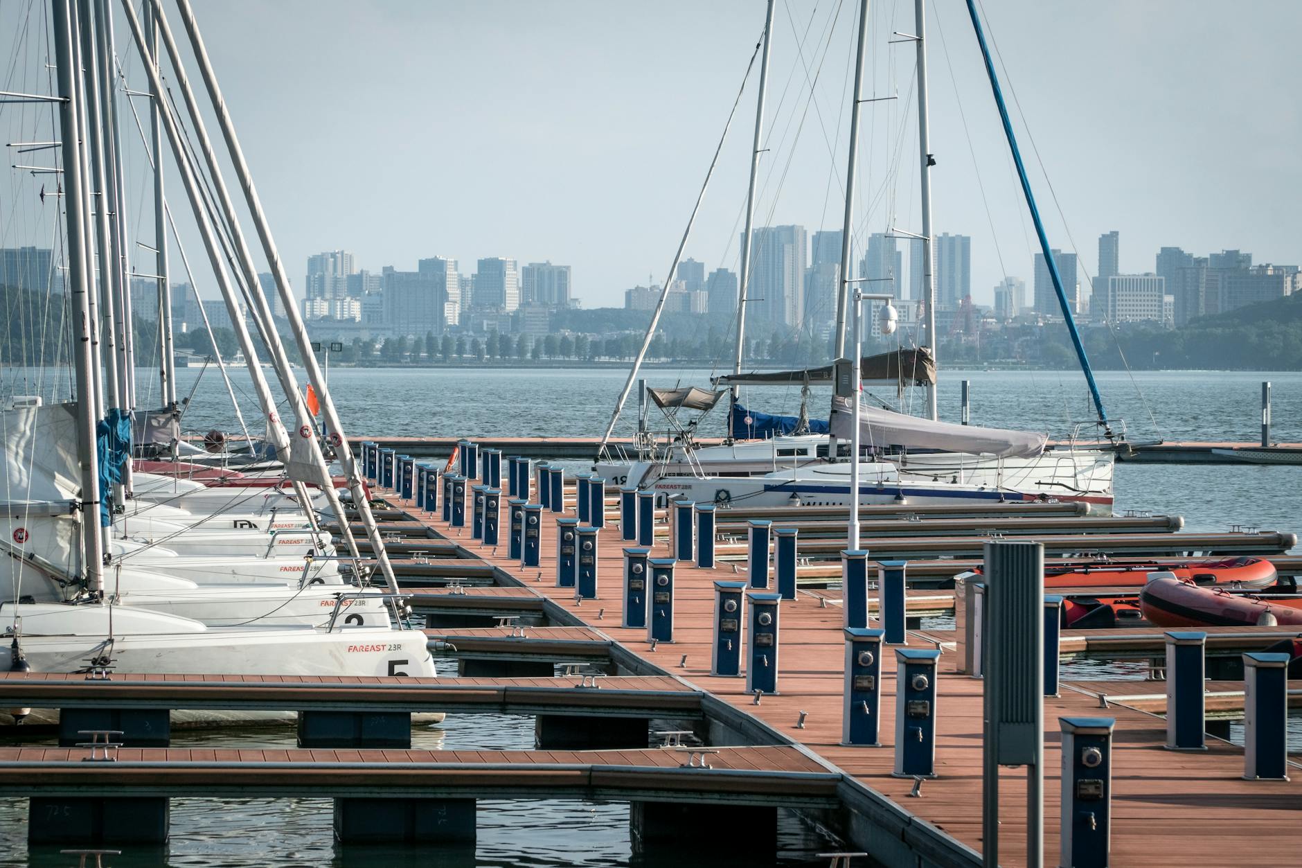 Jachthaven Rotterdam Marina ligt er mooi bij in het zonnetje