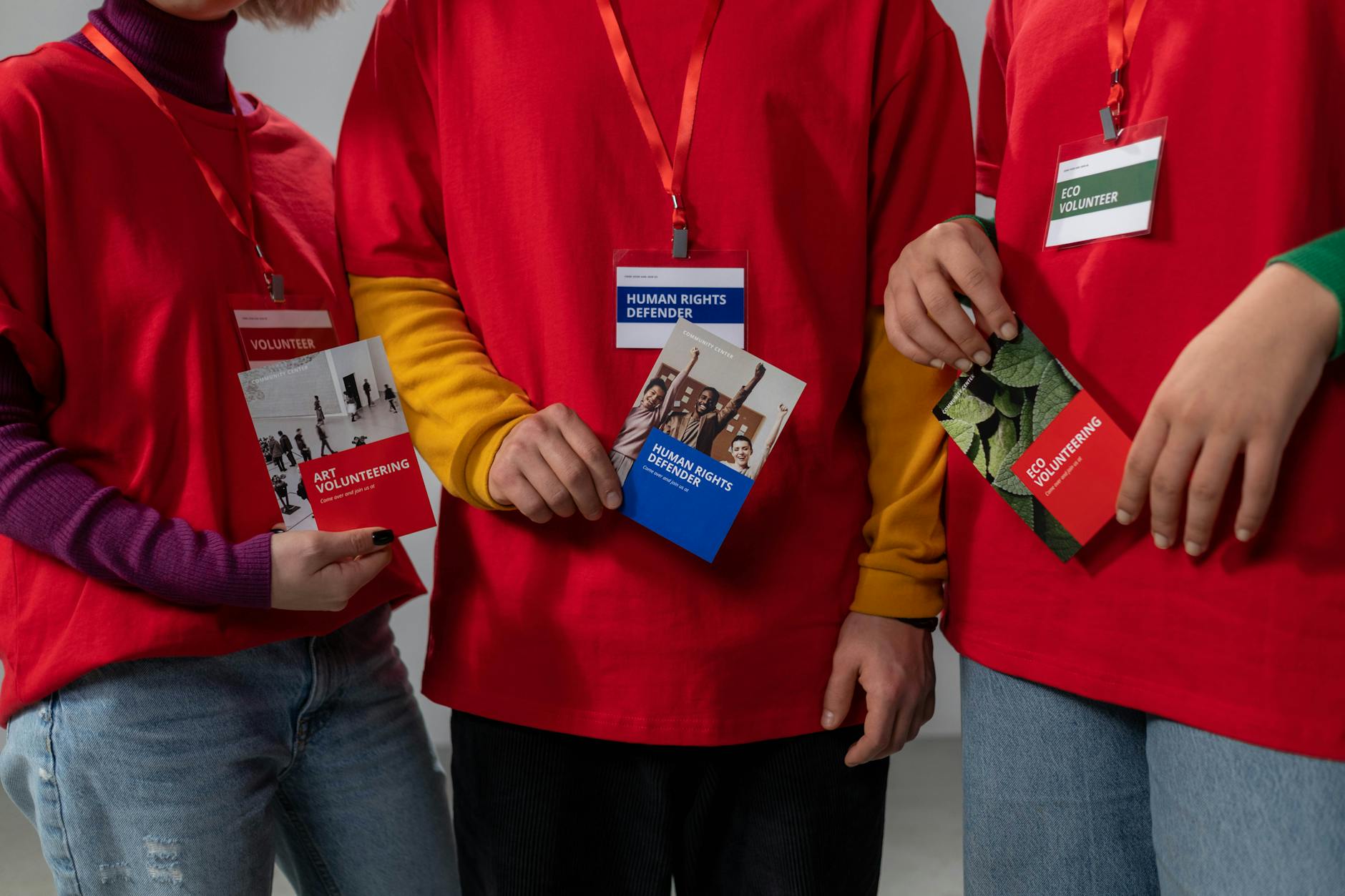 Vrijwilligers Informatiepunt schenkt bedankje