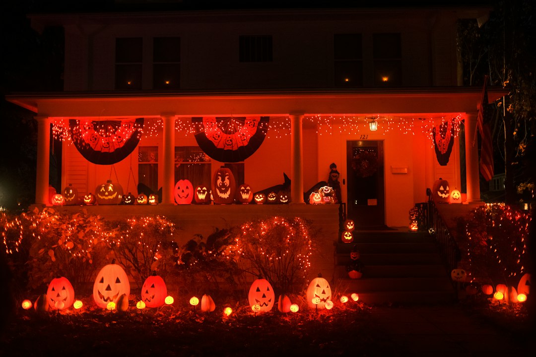 Versierde straten en partytenten als spookhuis: Halloween in de Vlietwijk
