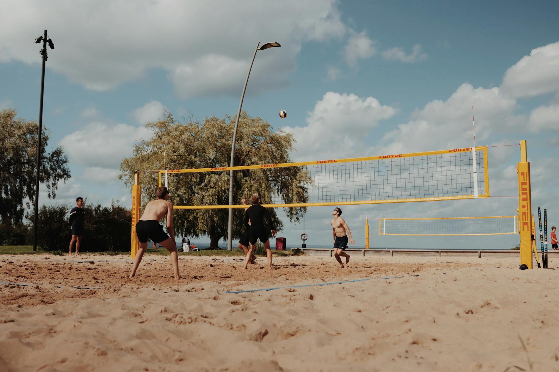 Zandbak wordt sportveld: beachvolleybal op het Hofplein deze zomer