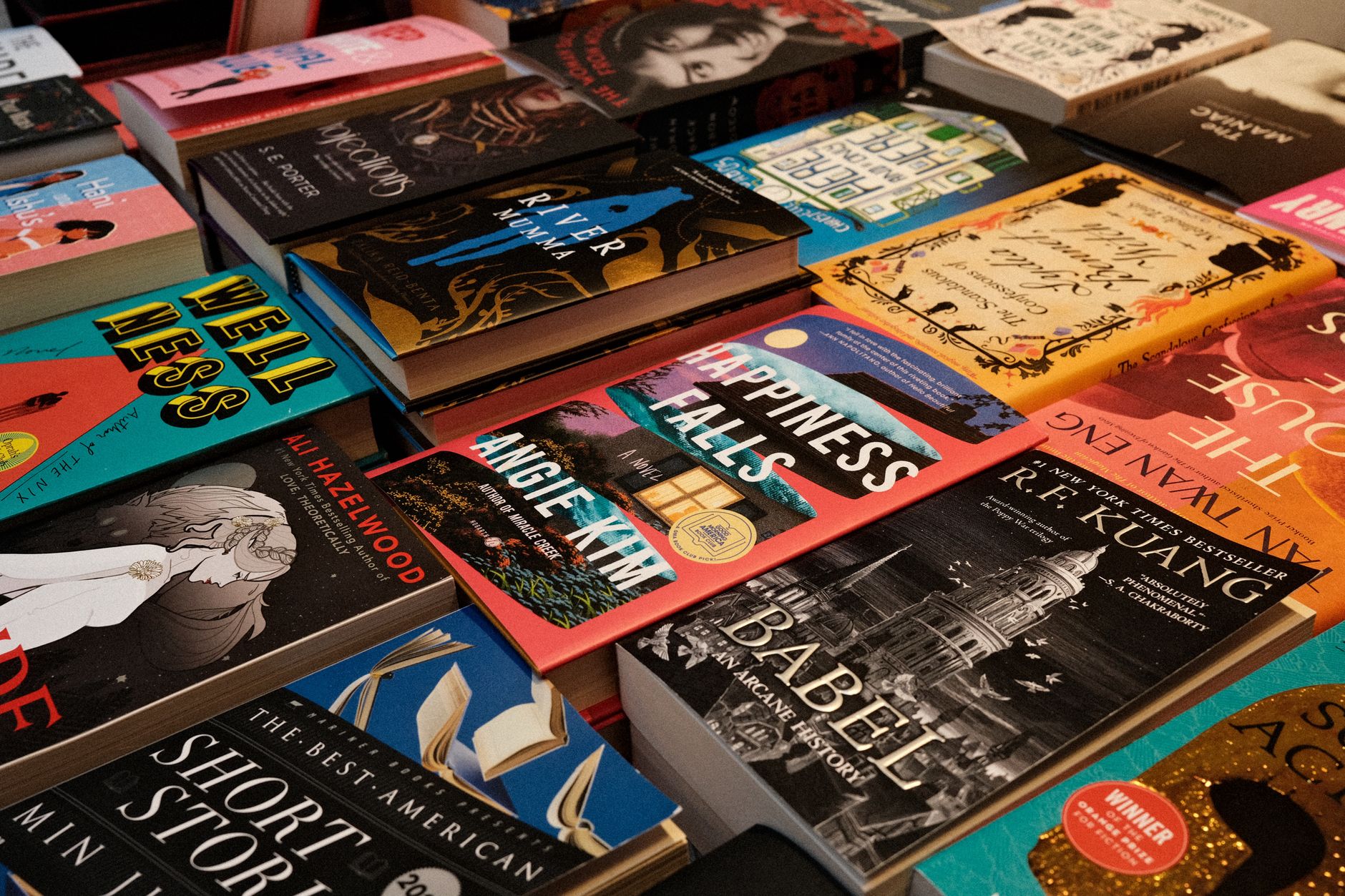 Van wandeltocht tot bestseller: Twan Huys bereikt hoogste plek boekenlijst