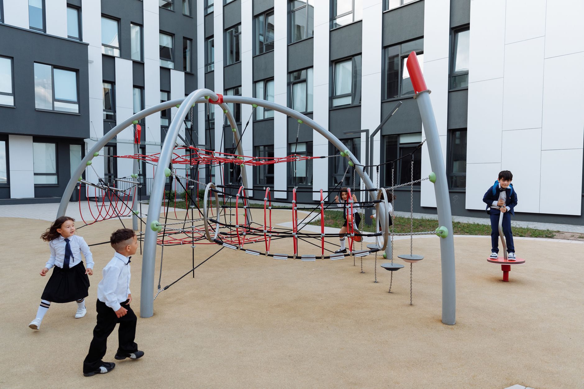 ‘Groene Speelplaats’-jury bezoekt finalist Désiré Van Monckhoven-school in Gent: “Veel kinderen hebben thuis geen buitenruimte, ze snakken ernaar”