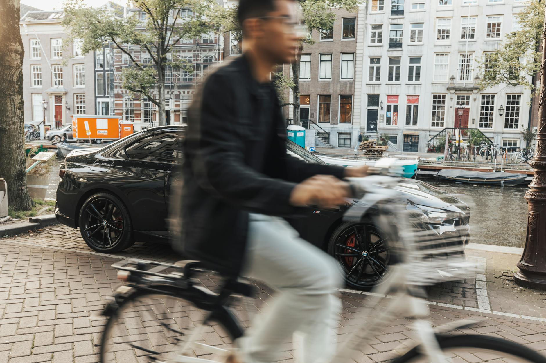 Ard mag zelf niet rijden, toch koopt hij auto's voor zijn nieuwe showroom